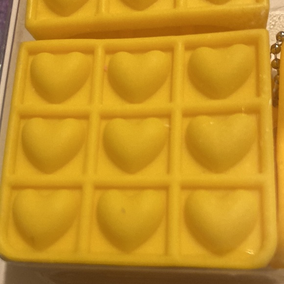 NWT⭐️ARDENE💫 Yellow Heart Pop-it Wireless Earphone Case - Picture 5 of 5